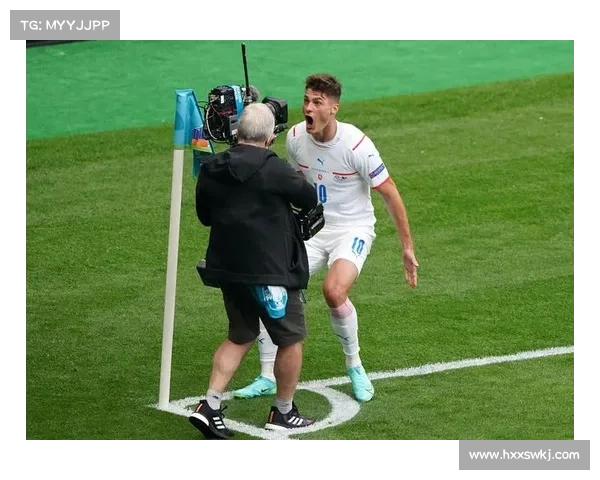 捷克队1996年欧洲杯小组赛与俄罗斯战平 展现坚韧防守力